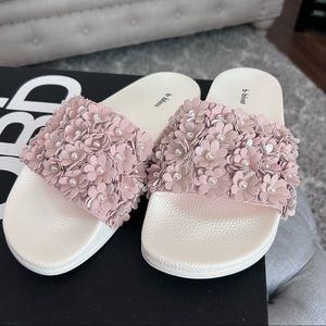 BILL BLASS floral with pearl slides size 6